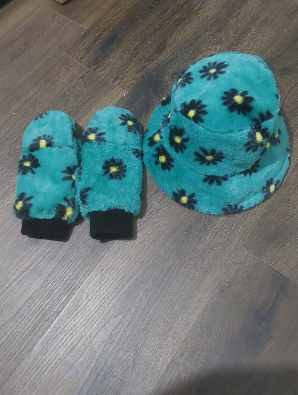 Daisy Print Bucket Hat and mittens